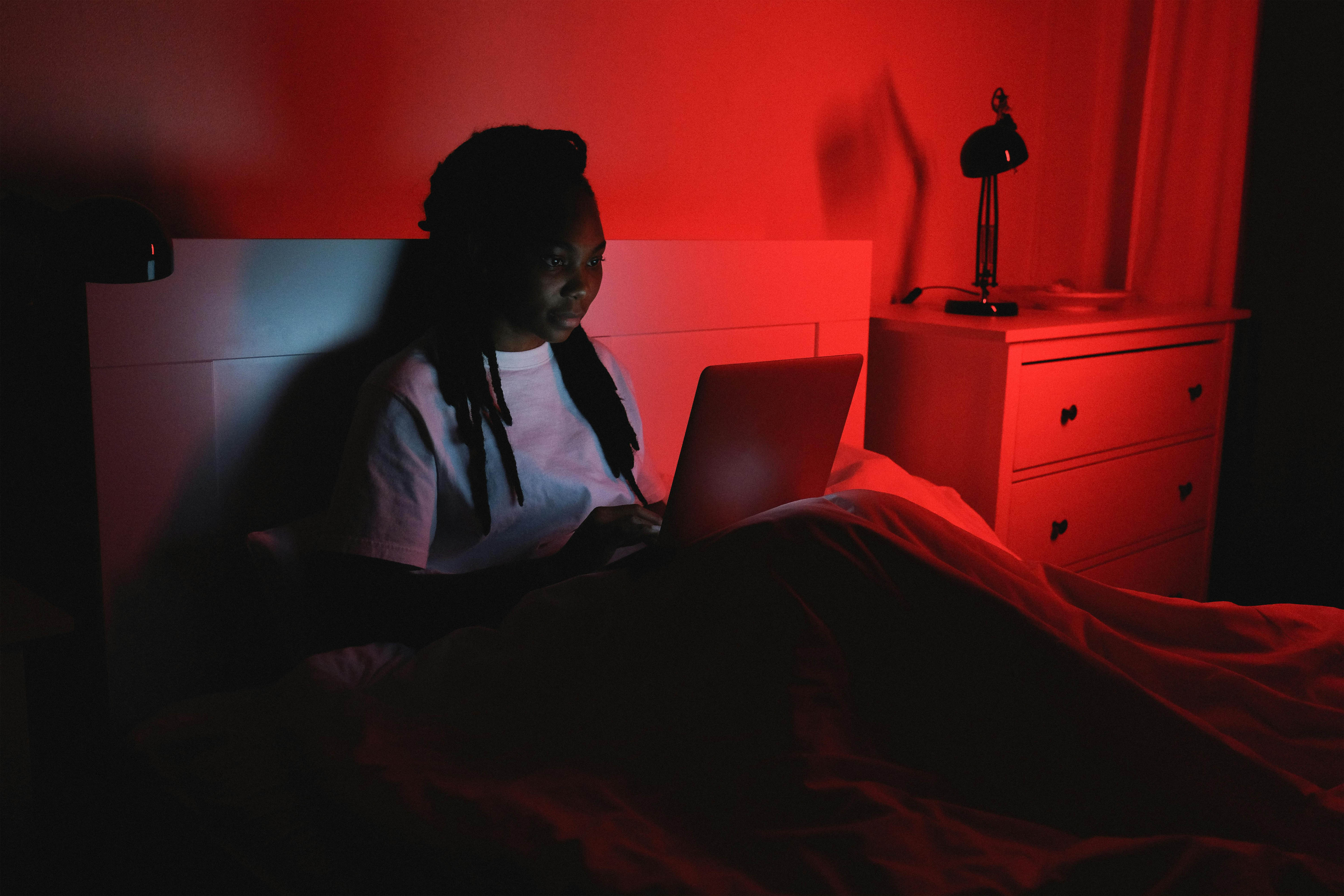 PMO vs Intimasi Nyata: Bagaimana Pornografi Mempengaruhi Kehangatan Hubungan Pasangan
