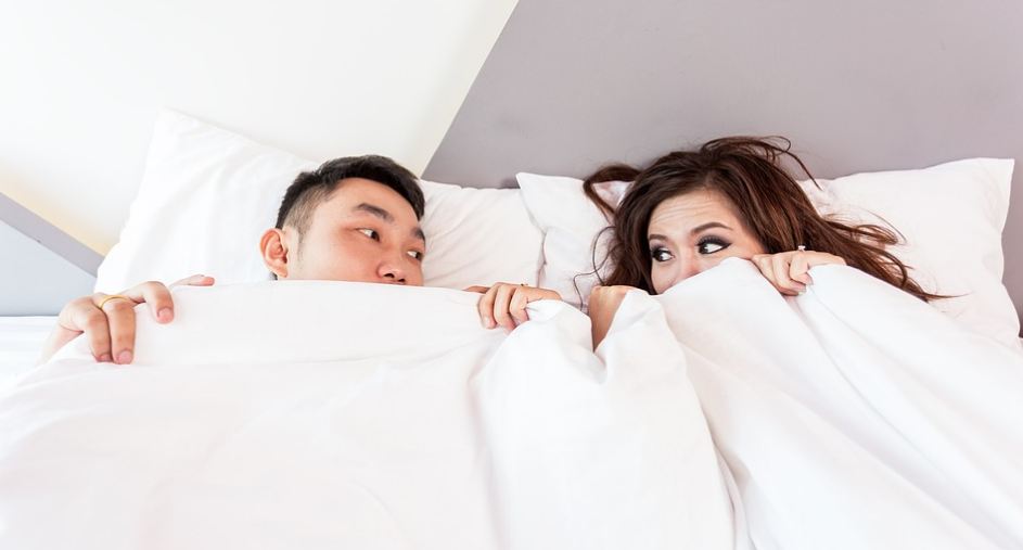 Menghadapi Malam Pertama dengan Lembut: Pentingnya Ritme, Sentuhan, dan Kesabaran