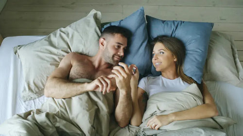 Mengenal Pillow Talk dan Dampaknya untuk Kedekatan Emosional Pasangan